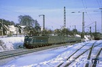 110 480 kam am 04.12.1967 fabrikneu zum Bw Köln-Deutzerfeld und passiert hier mit N 5718 die Gleisanlagen des Rangierbahnhofs Wuppertal-Vohwinkel. (19.01.1979) <i>Foto: Wolfgang Bügel</i>