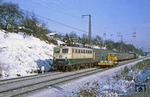 Im "neuen" ozeanblau/beigen Farbkleid begegnet 110 227 vom Bw Dortmund Bbf mit E 3154 einem Skl bei Wuppertal-Vohwinkel. (19.01.1979) <i>Foto: Wolfgang Bügel</i>