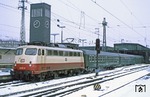 112 502 (Bw Dortmund Bbf) vor E 2716 in Düsseldorf Hbf. (25.01.1979) <i>Foto: Wolfgang Bügel</i>
