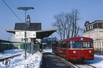 In Gleis 38 des Bahnhofs Remscheid-Lennep steht eine Schienenbuseinheit zur Fahrt nach Dieringhausen bereit. Am Mast vor dem Bahnhof weht die Schachbrettfahne, die den Skifahrern signalisierte, dass am Wochenende Sonderzüge nach Winterberg fahren.  (16.02.1978) <i>Foto: Zeno Pillmann</i>
