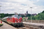 221 125 läuft mit dem Schnellzug Hamburg - Mailand im Bahnhof Rottweil ein.  (17.07.1973) <i>Foto: Peter Schiffer</i>