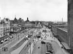 Blick aus dem Hansa-Hotel auf den großzügig angelegten Bahnhofsvorplatz (Wilhelmplatz) mit dem neuen Empfangsgebäude des Düsseldorfer Hauptbahnhofs. (09.04.1936) <i>Foto: RVM</i>