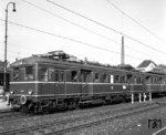 Der ET 65 war lange Zeit das Rückgrat des Stuttgarter Vorortverkehrs. Die zwischen 1933 und 1939 gebauten Triebwagen wurden ab 1960 im AW Stuttgart-Bad Cannstatt einer Modernisierung unterzogen. Hauptmerkmal war die neue DB-Einheitsfront, wie sie viele Altbau-Triebwagen erhalten hatten, die Frontfenster wurden vergrößert und Doppellampen und ein oberes Spitzenlicht eingebaut. In der zweiten Klasse wurden die Holzbänke durch Polstersitze ersetzt. Die Sitzplatzzahl in jedem Triebwagen wurde dabei von 73 auf 58 verringert. Mit vier neuen Fahrmotoren ausgerüstet, erreichten die Triebwagen eine Höchstgeschwindigkeit von 85 km/h.  (05.1960) <i>Foto: Reinhard Todt</i>