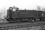 Die Baureihe V 45 (ab 1968: 245) entstammt einer Beschaffung der Eisenbahnen des Saarlandes, an die 10 Diesellokomotiven 1956 aus Frankreich geliefert wurde. Sie entsprach im Wesentlichen der Baureihe Y 9100 (später 51100) der SNCF. Die 1956 vom französisch-elsässische Unternehmen Société Alsacienne de Constructions Mécaniques (SACM) in Grafenstaden gebaute V 45 001 trägt hier noch ihre ursprüngliche Eigentumsbezeichnung "SAAR", die sie kurze Zeit später nach Eingliederung des Saarlandes im Jahre 1957 verlor und mit unveränderter Lokomotivnummer zur Deutschen Bundesbahn kam. Die Aufnahme entstand wohl in St. Ingbert. (06.1957) <i>Foto: Reinhard Todt</i>