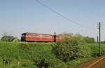 795 404 fährt mit einem 995-Beiwagen aus Bergisch Born in Richtung Opladen aus. Das Gleis im Vordergrund gehört zur Strecke Marienheide - Remscheid-Lennep. (19.05.1978) <i>Foto: Zeno Pillmann</i>
