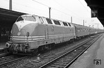 V 300 001 - die sechsachsige Variante der V 200 - vor einem Schnellzug im Bahnhof Hamm/Westf. Seit dem 01. Januar 1963 war die ehemalige ML 3000 C'C' an die DB vermietet und beim  Bundesbahn-Versuchsamt in Minden stationiert worden, der Betriebseinsatz erfolgte über das Bw Hamm. Am 17. April 1964 kaufte die DB die Lok schließlich. Ab 1968 erhielt sie die Betriebsnummer 230 001. Die seit 1970 beim Bw Hamburg-Altona beheimatete Lok wurde am 26.08.1975 ausgemustert. Nach einem kurzem Zwischenspiel in Italien wurde sie 1980 verschrottet. (06.01.1961) <i>Foto: Reinhard Todt</i>