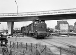 V 60 715 (MaK, Baujahr 1960) rangiert im Hamburger Hafengelände. (05.1966) <i>Foto: Reinhard Todt</i>