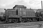 Hinter dieser kuriosen Diesellok steckt die am 30.10.1938 an RLM - Reichsluftfahrtministerium Berlin für den Seefliegerhorst Rechlin [Erprobungsstelle der Luftwaffe] ausgelieferte Wehrmachtslok "WL 352". In den 1940er noch von der Reichsbahn, später von der DB als "V 36 310" eingenummert, wurde die am 07.09.1952 ausgemusterte Lok in den Gerätepark des Schienenschleifzugs Hannover 1 als "9678" aufgenommen. Nach Abstellung des Schienenschleifzuges wurde sie am 05.10.1961 an die Westfälische Landes-Eisenbahn (WLE) verkauft und dort bis 1974 als "VL 0608" eingesetzt. Hinter der Lok hängt ein Wasserwagen, der den Zug begleitete, um die Schienen und die weitere Umgebung nach erfolgtem Schleifen nässen zu können, da das Schleifen unter umgünstigen Umständen Böschungsbrände verursachen konnte. (10.1959) <i>Foto: Reinhard Todt</i>