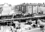 50 2356 vom Bw Neuss passiert die Großbaustelle an der Eisenbahnunterführung Cornelius-/Erasmusstraße in Düsseldorf-Bilk. (1960) <i>Foto: Ernst Winter</i>