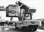 Aufgrund der guten Straßenanbindung und zentralen Lage in Düsseldorf wurde Ende der 1960er Jahre der alte Güterbahnhof Bilk in einen Container-Umschlagbahnhof umgebaut. Bereits nach kurzer Zeit reichten die Kapazitäten nicht mehr aus und der Containerbahnhof wurde wieder geschlossen. Heute befinden sich hier ein neuer Wohn-, Einkaufs- und Freizeitkomplex, die "Düsseldorf Arcaden". (1975) <i>Foto: BD Wuppertal (Säuberlich)</i>