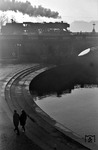 Ein typischer "Hollnagel", der gerne mit Licht und Schatten spielte und dem diese stimmungsvolle Aufnahme einer 41er an der Lombardsbrücke in Hamburg gelang. (02.1961) <i>Foto: Walter Hollnagel</i>