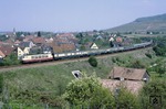 103 158 vor einem Schnellzug, in dem auch "komfortable" Bn-Wagen eingestellt sind, in Schallstadt-Wolfweiler auf dem Weg nach Basel. (23.05.1979) <i>Foto: Wolfgang Bügel</i>