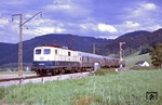 31 Lokomotiven der Baureihe E 40 wurden ab 1959 für den Einsatz auf den Steilstrecken Erkrath – Hochdahl, Altenhundem – Welschen-Ennest und der Höllentalbahn mit einer elektrischen Widerstandsbremse ausgerüstet. Seit 1975 (bis 1986) waren alle 139er im Bw Offenburg stationiert, so auch 139 136, die hier mit N 4572 einer Gewitterfront bei Himmelreich davonfährt. (23.05.1979) <i>Foto: Wolfgang Bügel</i>