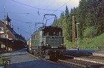 145 177 ist mit N 4579 aus Freiburg in Deutschlands höchstgelegensten Bahnhof Feldberg-Bärental eingetroffen. (23.05.1979) <i>Foto: Wolfgang Bügel</i>