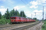 Der weitere Pendelzug zwischen Hauptbahnhof und Freimann bestand aus drei 465/865-Pärchen, hier unterwegs als Dsts 80427 bei München-Moosach. (25.05.1979) <i>Foto: Wolfgang Bügel</i>