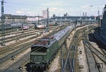 Beim Warten auf die Pendelzüge erschien 144 035 mit der Leergarnitur des D 286 an der Hackerbrücke in München. (25.05.1979) <i>Foto: Wolfgang Bügel</i>