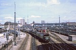 Der Pendelzug Dsts 80453 fährt mit Schlusslok 144 024 in den Münchener Hauptbahnhof ein. (25.05.1979) <i>Foto: Wolfgang Bügel</i>