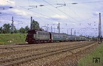 Keine 144 mit einem internationalen Schnellzug bei München-Obermenzing, sondern lediglich die Leerwagenüberführung des D 363 mit 144 029 zum Abstellbahnhof nach Moosach. (25.05.1979) <i>Foto: Wolfgang Bügel</i>