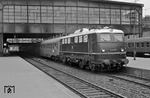 Mit einem Liegewagenzug macht E 10 209 vom Bw Dortmund Bbf Station in Mainz Hbf. (05.1962) <i>Foto: Robin Fell</i>