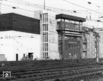Das alte Stellwerk "Dhf" wurde kurzerhand in den Neubau des Zentralstellwerks "Df" integriert, der alte Teil später dem Neubau angeglichen. (1980) <i>Foto: BD Köln (Säuberlich)</i>