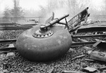 Insgesamt 243 mal stand Düsseldorf im Fokus alliierter Luftangriffe. Das Rad eines abgeschossenen britischen Lancaster-Bombers auf das Bahngelände am Volksgarten dokumentiert den eher mäßigen Erfolg der deutschen Luftabwehr. In der Nacht vom 22. auf den 23. April 1944 wurden mehr als 1.200 Menschen getötet und 20.500 obdachlos. (04.1944) <i>Foto: RBD Wuppertal (Eckler)</i>