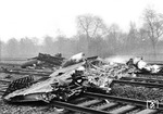Wrackteile des abgeschossenen britischen Lancaster-Bombers auf dem Bahngelände zwischen Düsseldorf-Volksgarten und -Oberbilk. (04.1944) <i>Foto: RBD Wuppertal (Eckler)</i>