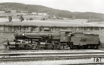 51 003 (zuvor CSD 623.003) in der klassischen Seitenansicht links im Bw Nieder Lindewiese. Sie war 1938 von der CSD als einzige Lok dieser Reihe auf Heißdampf (C'C h4v) umgebaut worden. Das Kriegsende erlebte 51 003 abgestellt als Schadrückführlok im Bahnhof Kröhstorf (Bw Plattling). Im Dezember 1948 kehrte sie zur CSD zurück und war unter ihrer früheren Nummer 623.003 noch bis 1953 im Einsatz.  (10.08.1942) <i>Foto: Hermann Maey, Slg. Kenning</i>