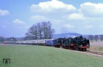 Bei Visbeck rollt der Sonderzug mit 24 009 und 24 083 durch die Frühlingslandschaft. (05.04.1980) <i>Foto: Wolfgang Bügel</i>