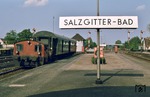 Eine Köf mit einem Personenzug im Bahnhof Salzgitter-Bad, der die sog. Warnetalbahn nach Börßum befuhr. Am 1. Januar 1976 erfolgte hier die Einstellung des Personenverkehrs. (11.07.1974) <i>Foto: Dieter Junker</i>