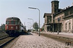 Auf der Strecke Wolfenbüttel – Helmstedt ist der Vorserien 624 501 im Bahnhof Schöningen eingetroffen. (05.1974) <i>Foto: Dieter Junker</i>