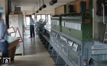 Das Befehlstellwerk "B2" in Schwerin Hbf, das mittlerweile durch ein elektronisches Stellwerk ersetzt wurde und von der Betriebszentrale Berlin-Pankow aus ferngesteuert wird. (04.1990) <i>Foto: Benno Wiesmüller</i>