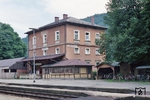 Das Empfangsgebäude von Vorra (Pegnitz) an der Bahnstrecke Nürnberg - Schnabelwaid. (07.1981) <i>Foto: Benno Wiesmüller</i>