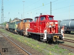 Im Bahnhof Hamburg-Süd werden ausgemusterte Loks der ehemaligen Deutschen Reichsbahn für den Schiffsversand nach Nordkorea bereitgestellt. (24.04.1999) <i>Foto: Benno Wiesmüller</i>
