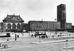 Der fertiggestellte erste Bauabschnitt des neuen Empfangsgebäudes nach einem Entwurf der Reichsbahndirektion Wuppertal mit ihren Architekten Krüger und Eduard Behne mit dem markanten Uhrenturm. Links der noch verbliebene Haupteingang des wilhelminischen Ursprungsgebäudes von 1891, das 1933 endgültig abgerissen wurde. (1932) <i>Foto: RVM (Eckler)</i>