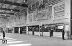 Die aufwändig mit Motiven des Düsseldorfer Hafens von W. Putfarken gestaltete Schalterhalle des Düsseldorfer Hauptbahnhofs. (1936) <i>Foto: RBD Wuppertal (Eckler)</i>
