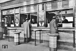 Im Südflügel des neuen Hauptbahnhofs waren die zahlreichen Fahrkartenschalter untergebracht. An den Schaltern 19 bis 21 (!) erhielten die Reisenden Billets mit den Zielen Saarland, Ostpreußen, den Seebädern und ins Ausland. (1936) <i>Foto: RBD Wuppertal (Eckler)</i>