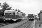 Museumsbetrieb im Bahnhof Delmenhorst Süd. Links der umsetzende Triebwagen T 121 der DHE, rechts einer der beiden im Jahr 1981 bei der Regentalbahn erworbenen, ursprünglich für die DRB gebauten und 1960/64 an die Lokalbahn Lam-Kötzting verkauften Talbot-Beiwagen der Delmenhorst-Harpstedter Eisenbahnfreunde (DHEF). (06.1982) <i>Foto: Reinhard Todt</i>