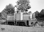 Die DHE-Diesellok V 273 (C-dh, Henschel 28638/1956, 360 PS), hier im Bahnhof Harpstedt, hatte ursprünglich beim Hochofen- und Stahlwerk Hoogovens in Ymuiden (NL) und anschließend bei der Marburger Kreisbahn und der Dänischen Staatsbahn im Einsatz gestanden, bevor sie am 29.9.1958 in Harpstedt eintraf. Nach ihrem letzten Einsatz im Mai 1995 ging sie in die DHEF-Sammlung über, jedoch verläuft die Wiederaufarbeitung recht zögerlich.  (09.1966) <i>Foto: Reinhard Todt</i>