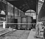 Ein besonders Kuriosum besaß der Bahnhof Milano Centrale: Zur Be- und Entladung von Expressgut- und Stückgutwagen konnten diese per Aufzug ins Untergeschoss des Bahnhofs befördert werden. (05.1961) <i>Foto: Reinhard Todt</i>