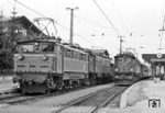 Während die Zugloks des Sonderzuges im Bahnhof Seefeld/Tirol getauscht haben, überholt ein planmäßiger Zug nach Mittenwald mit ÖBB 1245.535. (21.05.1978) <i>Foto: Frank Lüdecke</i>