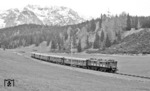 Der Sonderzug - mittlerweile ohne die Vorspannlok 1760.08 - vor dem Karwendelgebirge bei Klais.  (21.05.1978) <i>Foto: Frank Lüdecke</i>