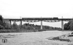 117 106 überquert mit einem Sonderzug die Großhesseloher Brücke über die Isar auf der Strecke München - Holzkirchen. (20.05.1978) <i>Foto: Frank Lüdecke</i>