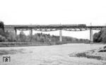 Eine 218 befährt die 1857 erbaute und 1983 abgerissene Großhesseloher Brücke. Sie wurde durch einen Neubau ersetzt, da die alte Brücke für die Anforderungen eines modernen Eisenbahnverkehrs nicht mehr ertüchtigt werden konnte. (20.05.1978) <i>Foto: Frank Lüdecke</i>