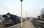 Mit der Stammleistung nach Riesa steht 35 1106 vor P 15772 am Bahnsteig in Nossen. (09.03.1977) <i>Foto: Peter Schiffer</i>