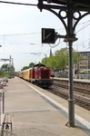 Um 11.59 Uhr tauchte schließlich V 100 2335 mit Bauzug DGV 93286 von Koblenz-Lützel nach Hamburg-Eidelstedt auf. (11.05.2015) <i>Foto: Joachim Bügel</i>