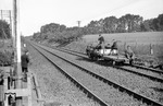 Ein Rottenkraftwagen der Bahnmeisterei Lüneburg passiert auf "falschem Gleis" einen Schrankenposten bei Bienenbüttel auf der Strecke Uelzen - Lüneburg. (12.09.1952) <i>Foto: Walter Hollnagel</i>
