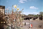 Ein S-Bahnzug überquert den Dammtordamm am Bahnhof Hamburg-Dammtor. (06.05.1959) <i>Foto: Walter Hollnagel</i>