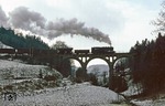 Über das Gebersdorfer Viadukt, der ersten Fotostelle hinter dem Sperrgebiet von Probstzella, dampft 95 0043 mit Ng 66325 nach Sonneberg. (25.12.1979) <i>Foto: Joachim Bügel</i>