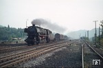044 670 (44 1668 vom Bw Koblenz-Mosel) rollt mit einem Güterzug aus Ehrang durch den Bahnhof Bullay moselabwärts. (10.10.1969) <i>Foto: Robin Fell</i>