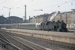 94 1240 (Bw Wilhelmsburg) hat in Hamburg-Altona den Leerpark eines angekommenden Schnellzugs übernommen, um ihn zum Abstellbahnhof Langenfelde zu bringen. (23.08.1967) <i>Foto: Chris France</i>